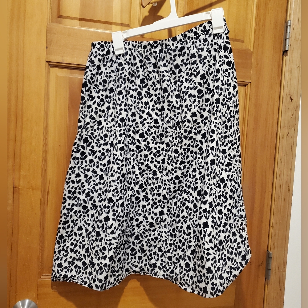 Lands End Navy Floral Skirt Size 8